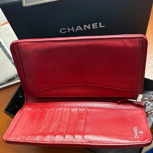 CHANEL Red Quilted Wallet - Picture 5 of 10